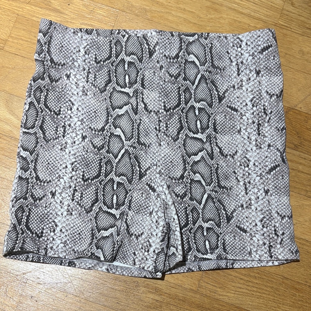 Forever 21 Women's Snake Print Bike Shorts - Black & White